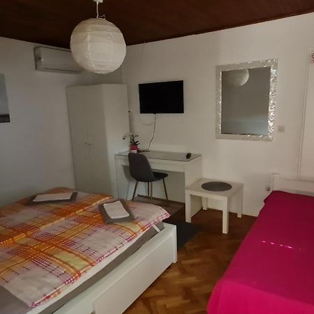 Sobe Zimmer Rooms Nika Tusilovic Exterior photo